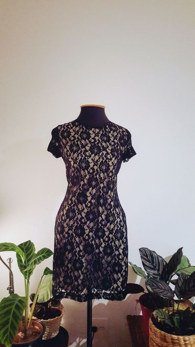 vestido preto de renda com forro bege