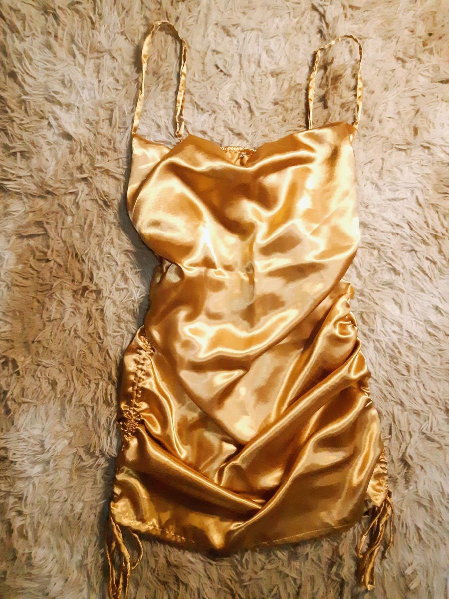 vestido de cetim dourado