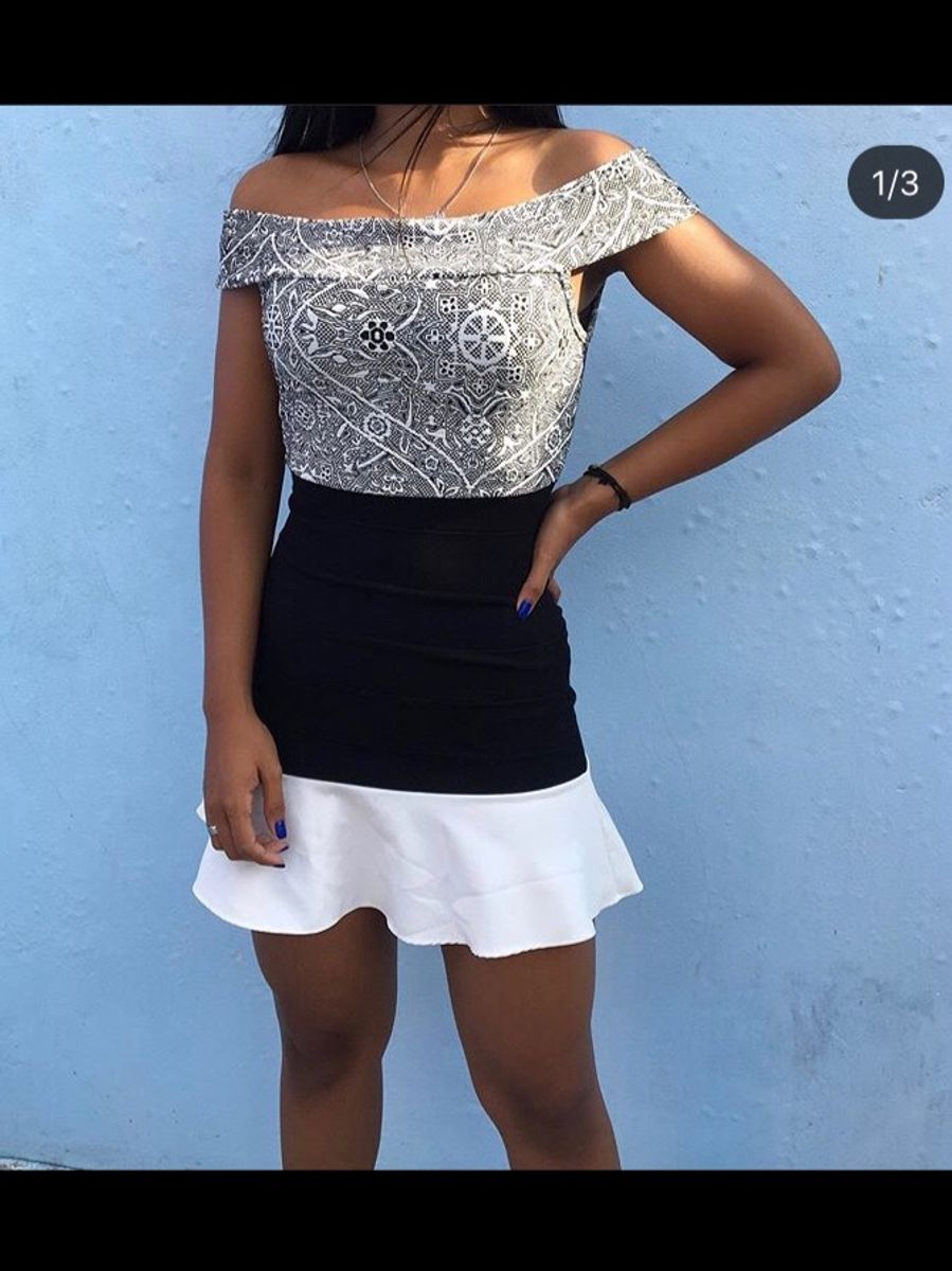 vestido colado com babado no ombro
