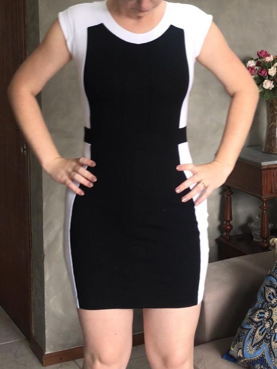 vestido colado preto e branco