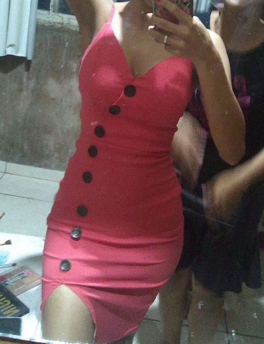 vestido colado com abertura na perna
