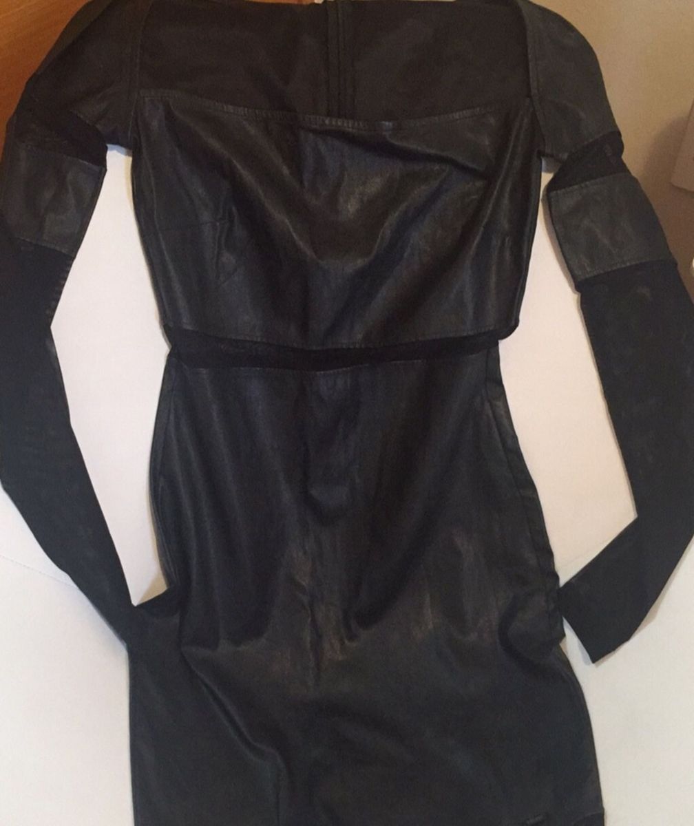 vestido colcci couro