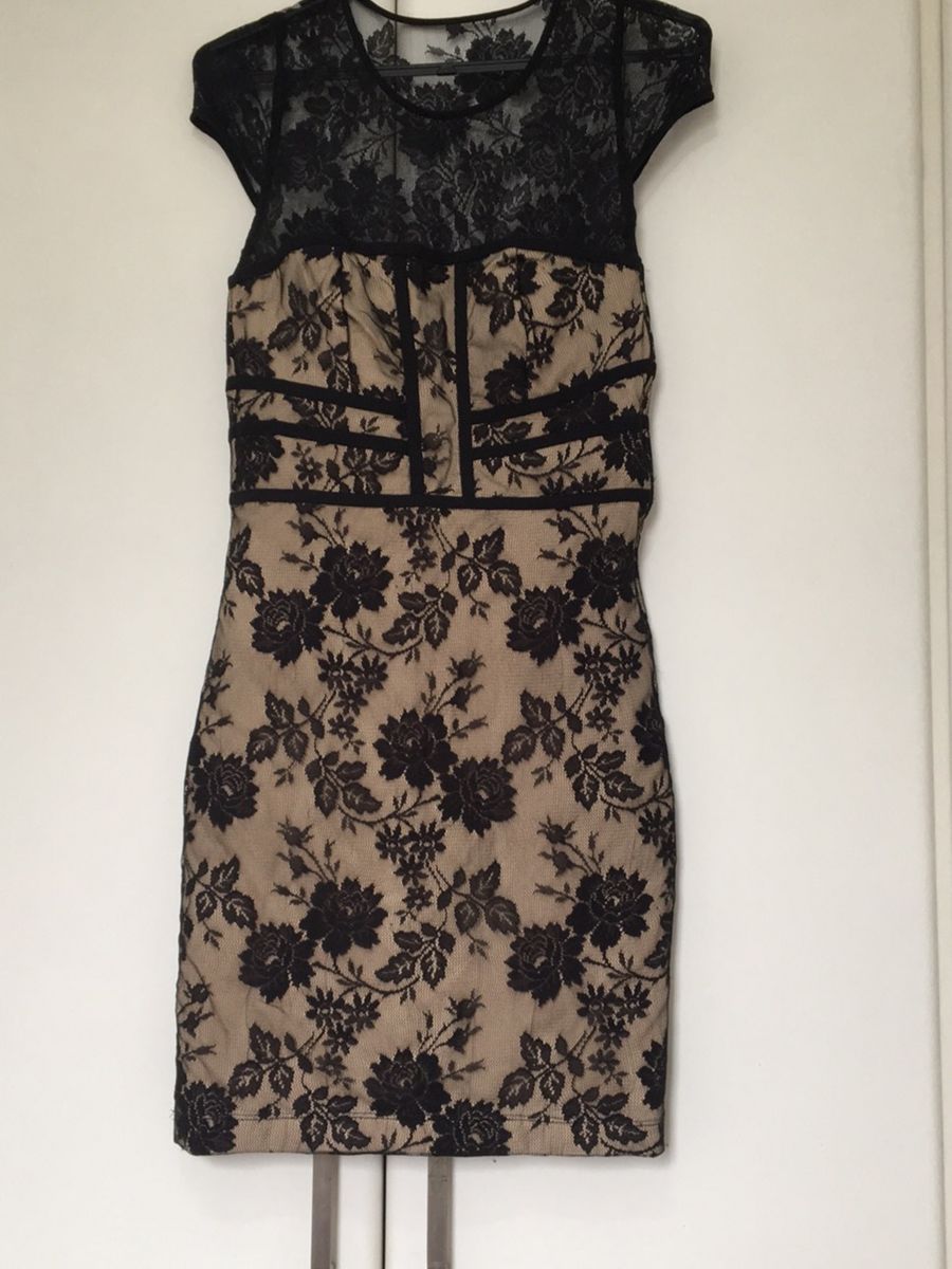 vestido preto de renda com forro bege