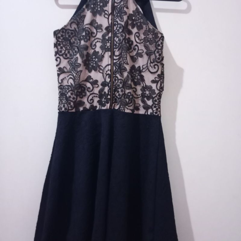 Vestido com renda preta best sale por cima