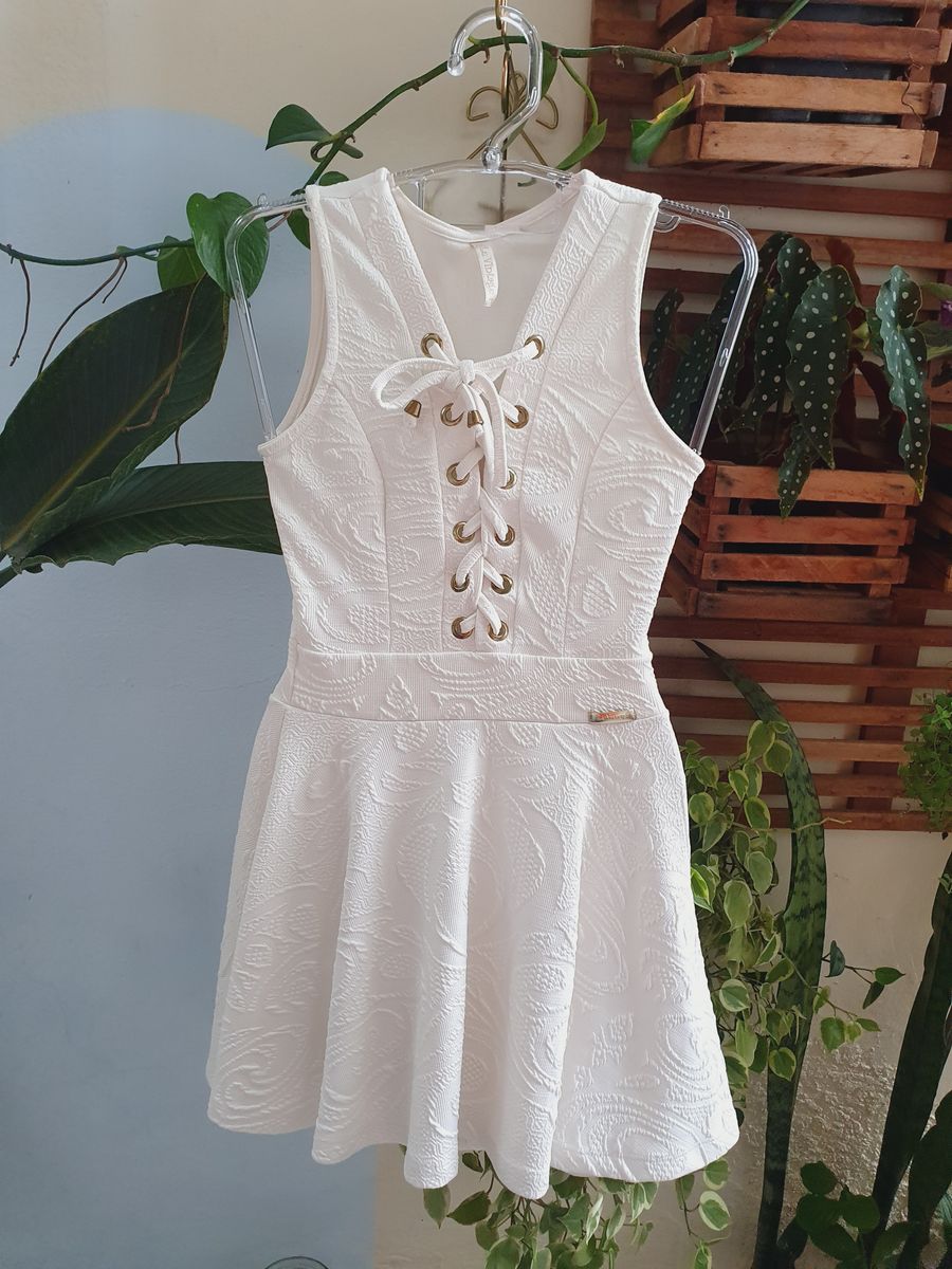 Vestido com ilhos no sales decote