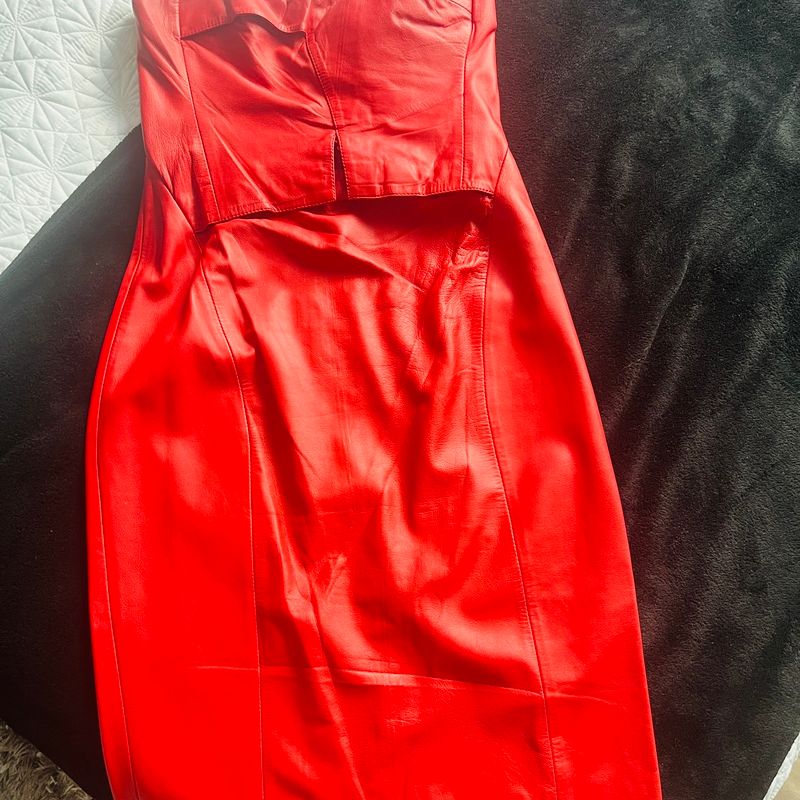 Vestido de couro vermelho sales animale