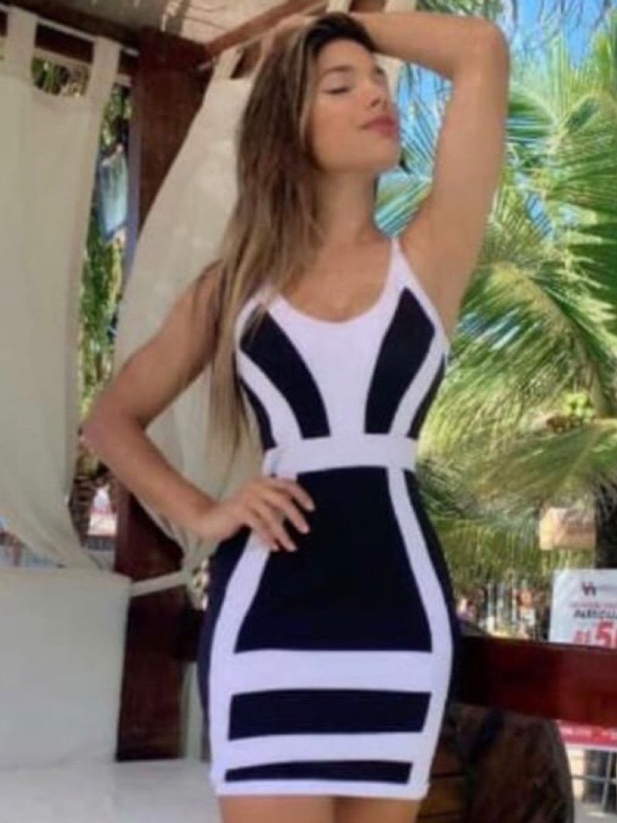 vestido azul com fenda