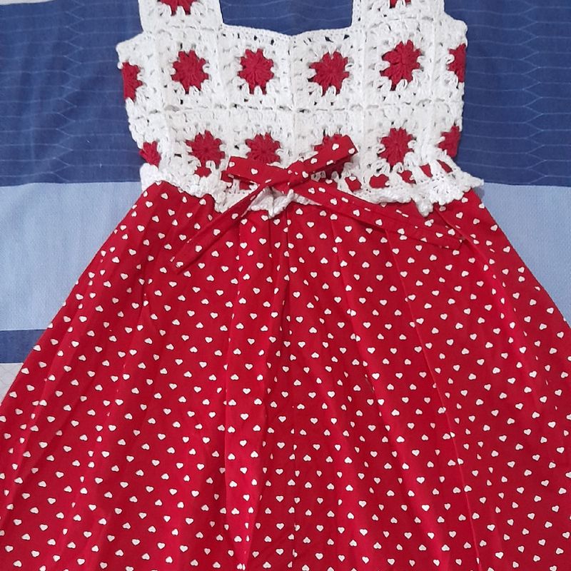 Vestido de croche com tecido hot sale para bebe