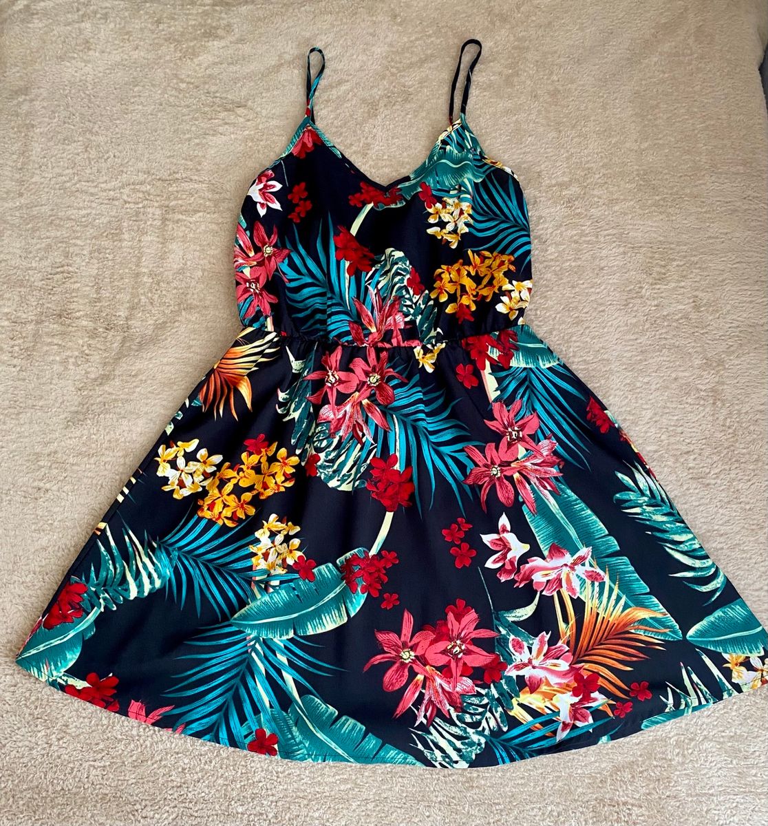 Vestido Curto Alcinha Evasê Preto com Estampa Floral (Boho