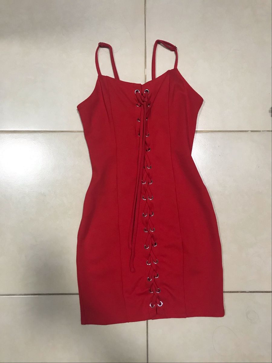 vestido vermelho colado curto