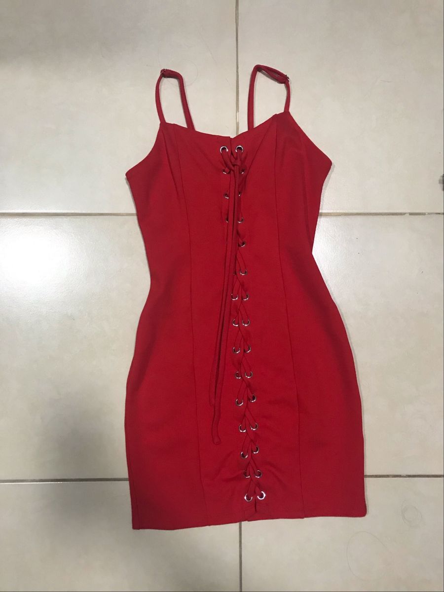 vestido curto colado vermelho