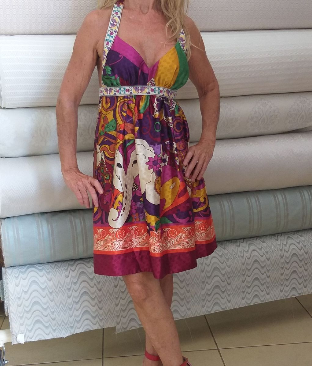 vestido curto colorido