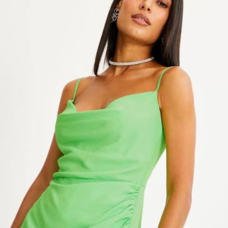 Vestido Curto de Alça em Crepe com Decote Degagê e Saia Franzida