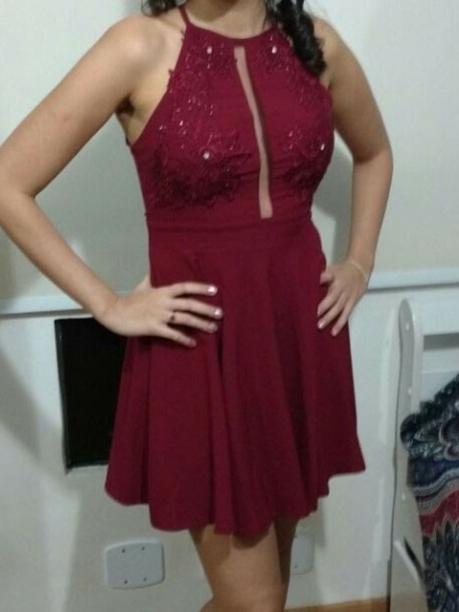 vestido curto na cor marsala