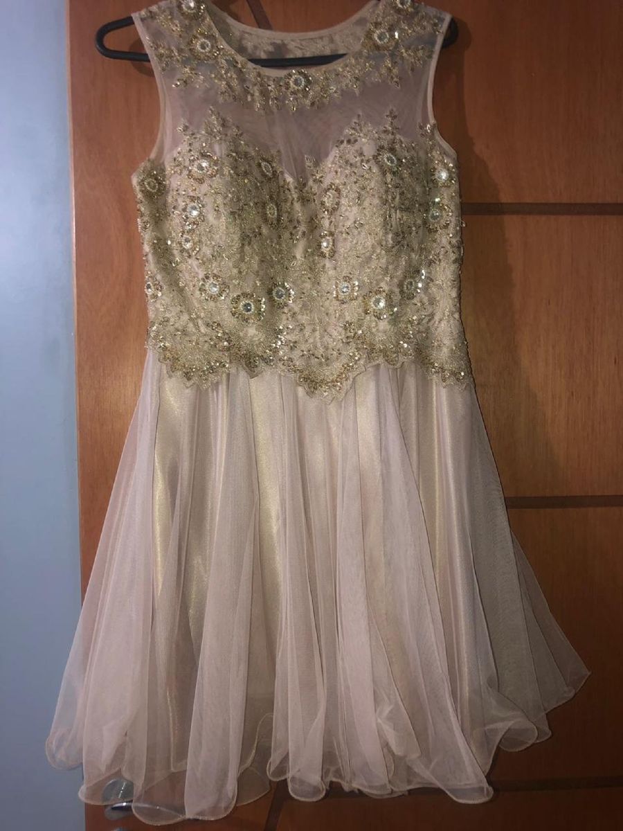 vestido com pedraria e tule curto