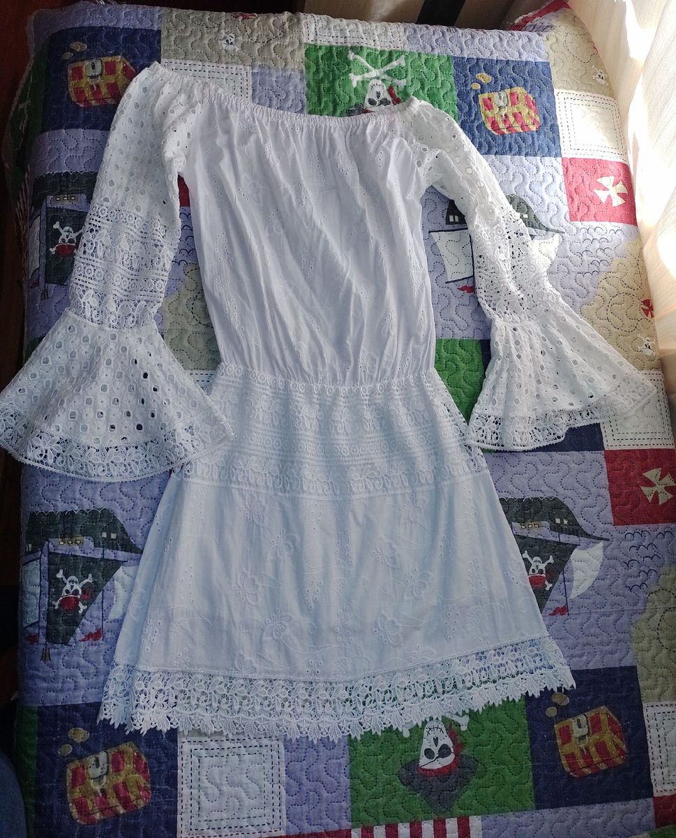 Vestido curto laise ombro a ombro