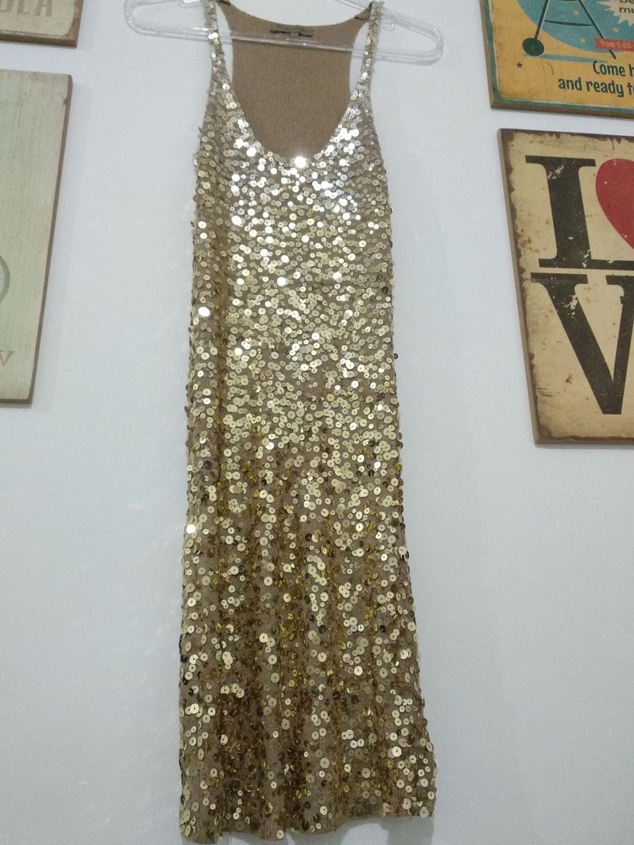 vestido dourado com lantejoula