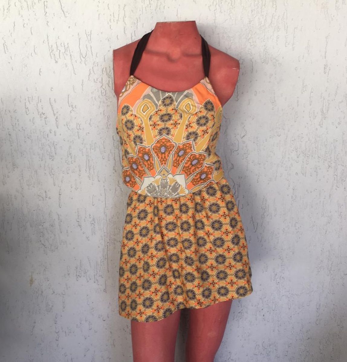 vestido com alça no pescoço