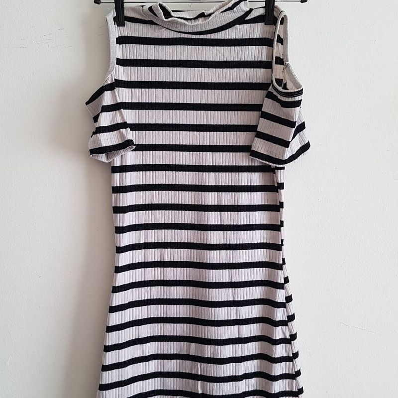 Vestido curto listrado store branco e preto