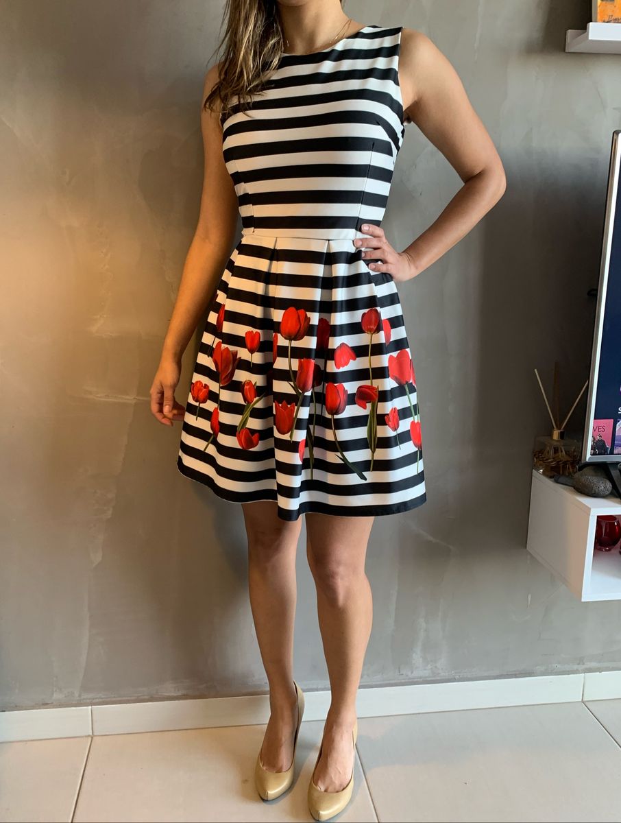 vestido listrado curto preto e branco