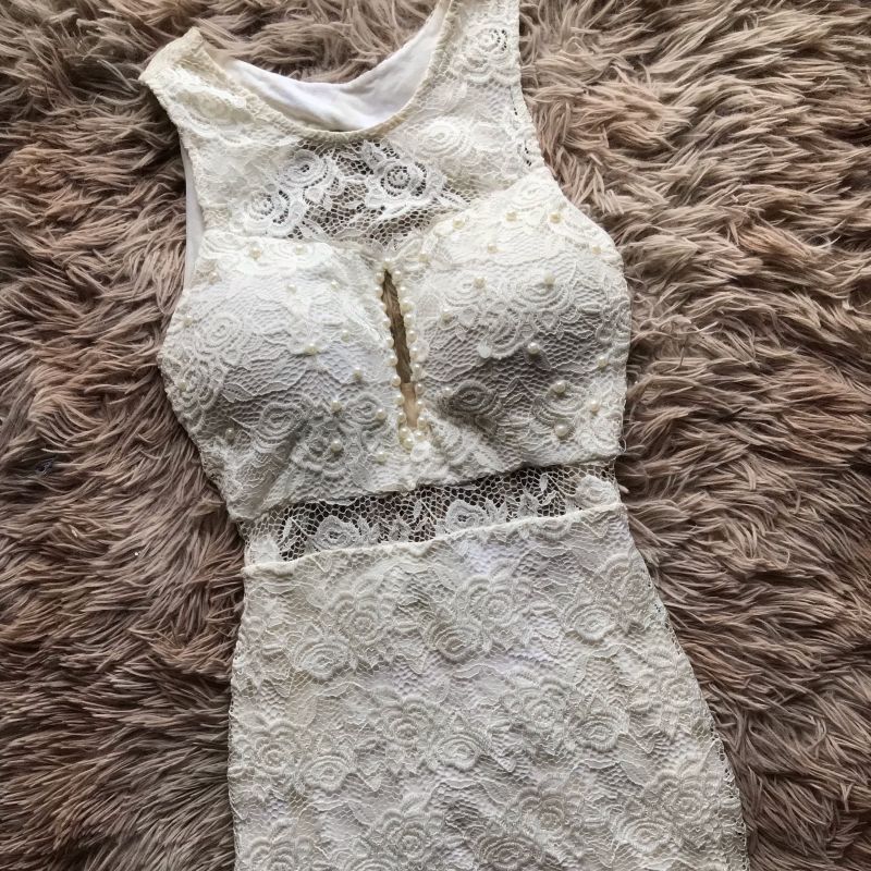 Vestido curto com sales renda por cima