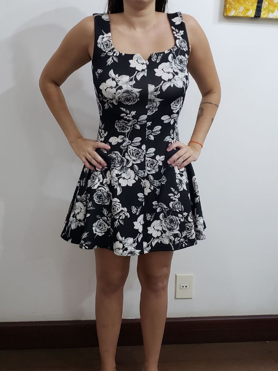 Vestido preto best sale com flores