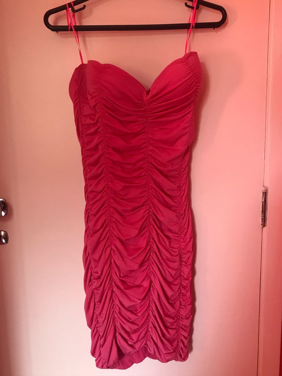 vestido rosa choque curto