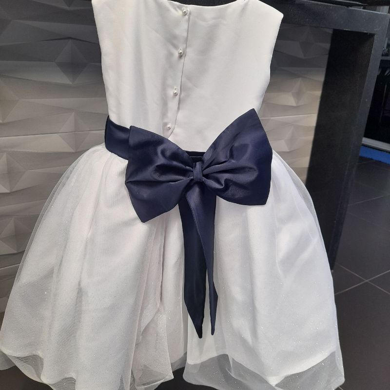 Vestido de daminha branco com best sale azul marinho