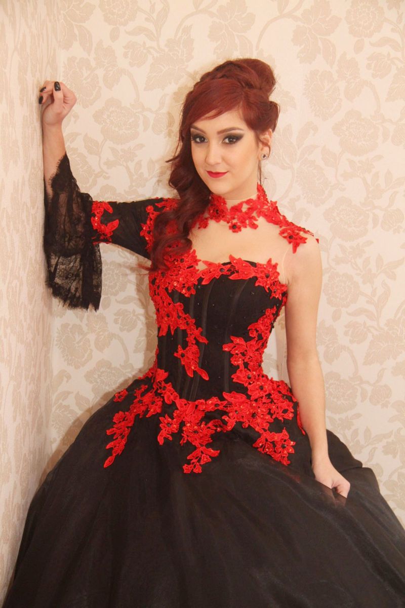 vestido de 15 anos preto e vermelho