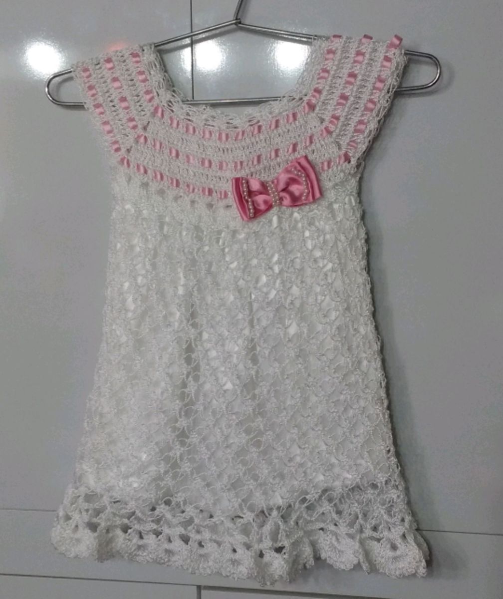 vestido de croche infantil branco e rosa