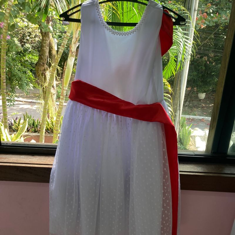 Vestido branco hot sale com faixa vermelha