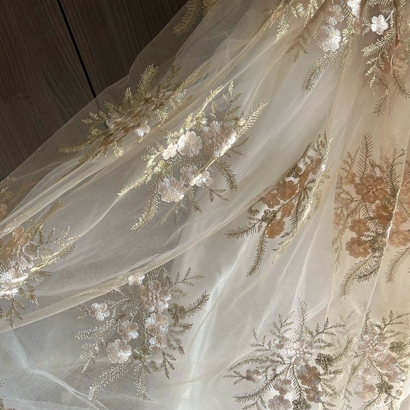 Vestido de Daminha Branco e Dourado (Ouro Velho) com Renda e