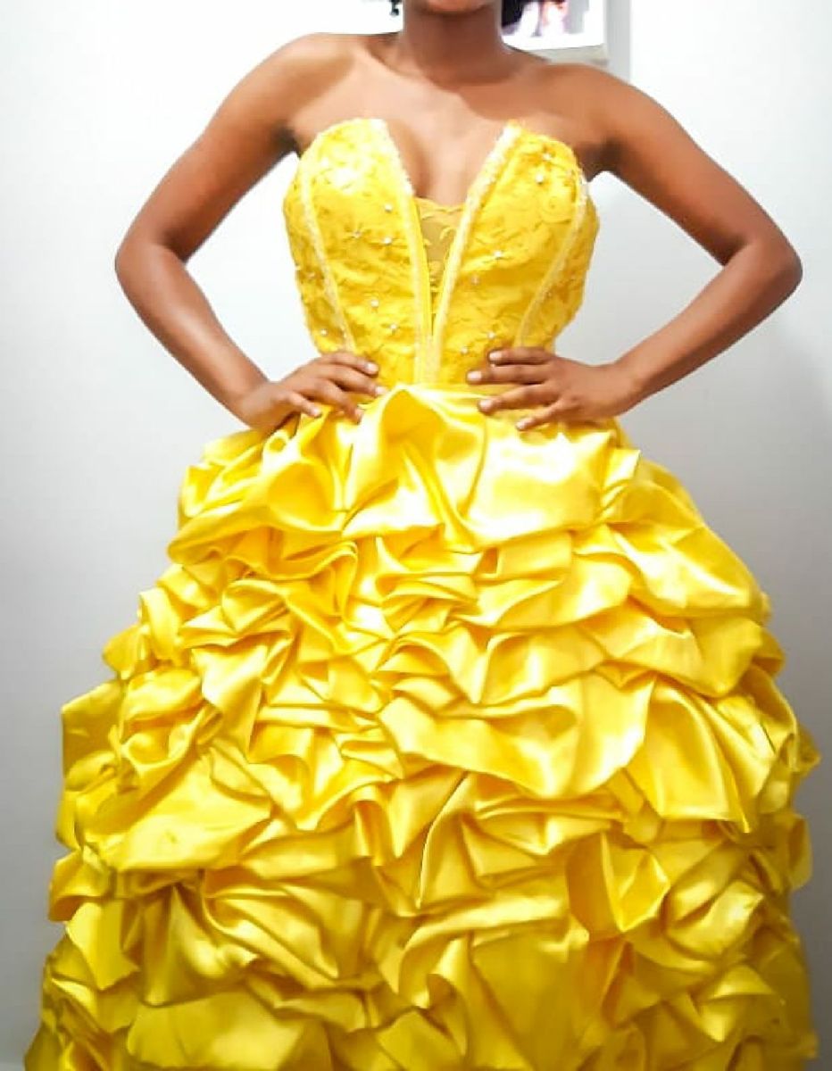 vestido de debutante amarelo