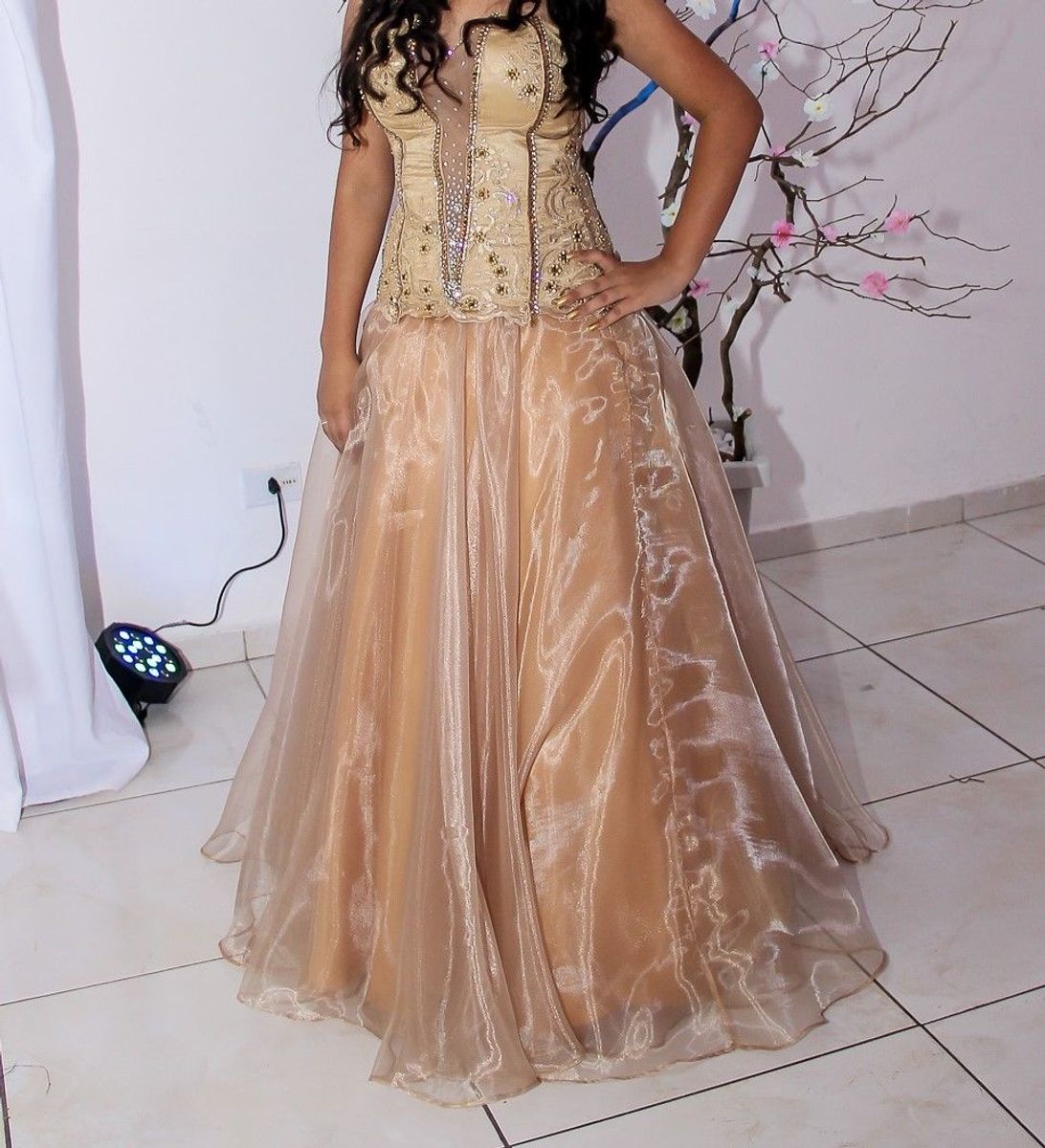 vestido de debutante bege