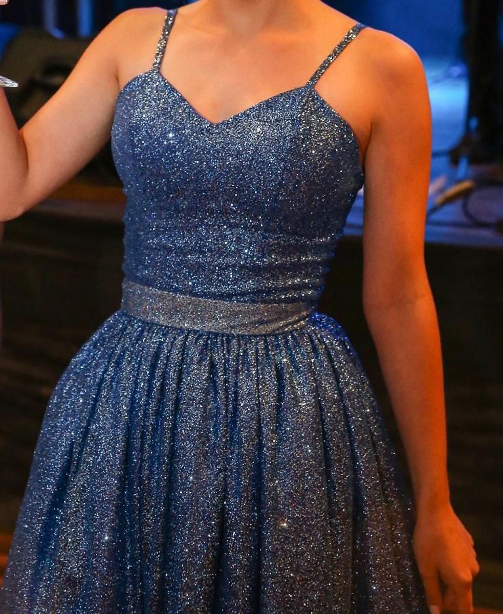 vestido azul com brilho