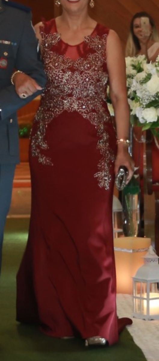 vestido marsala com pedrarias