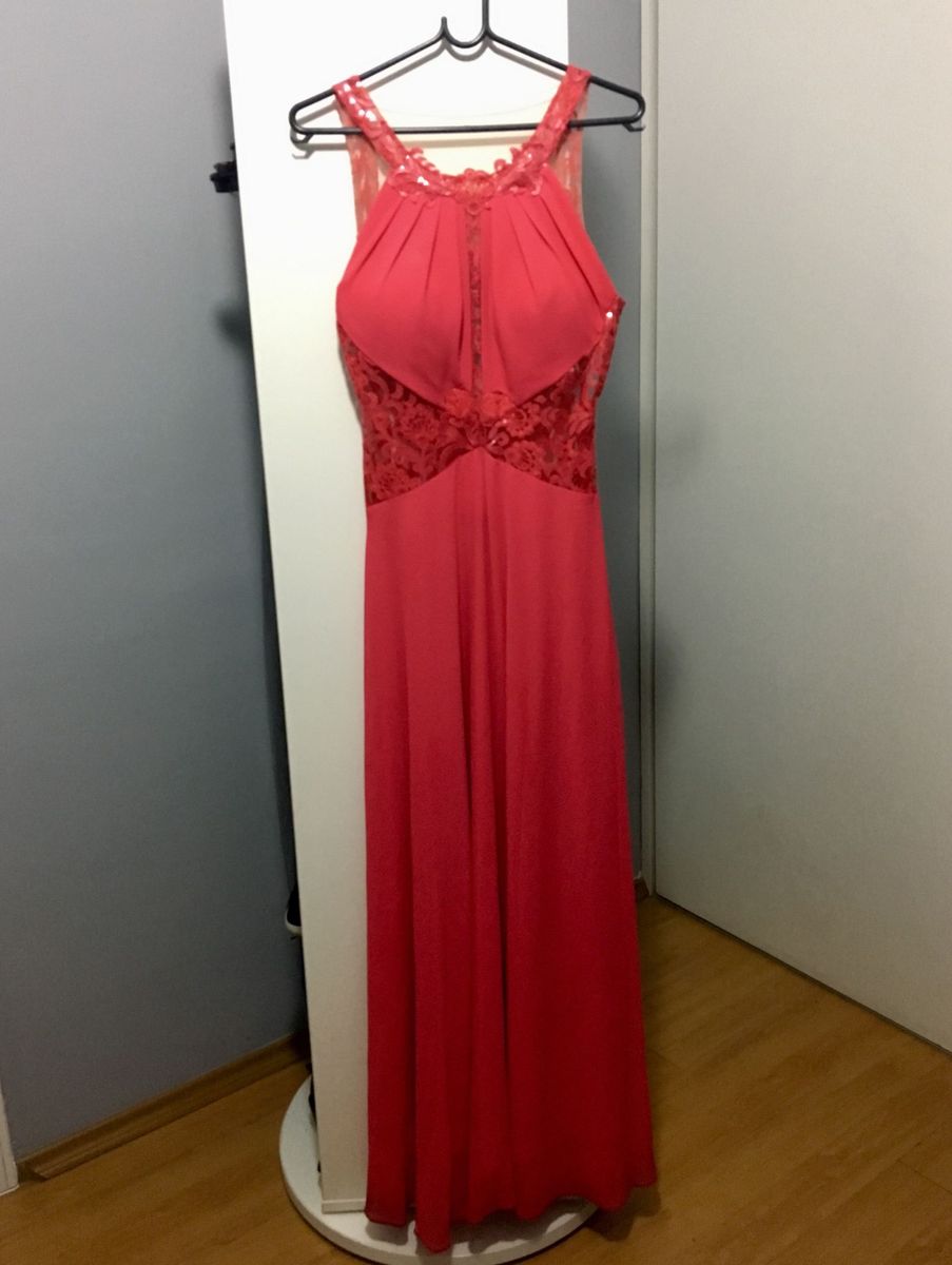 vestido de cor coral