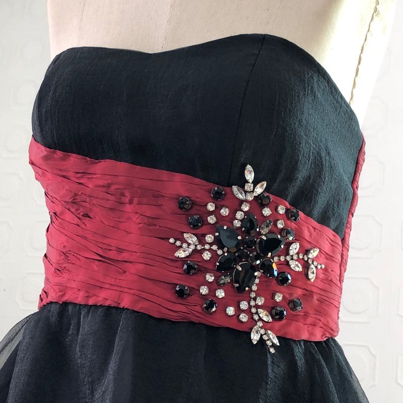 Vestido de debutante vermelho best sale e preto