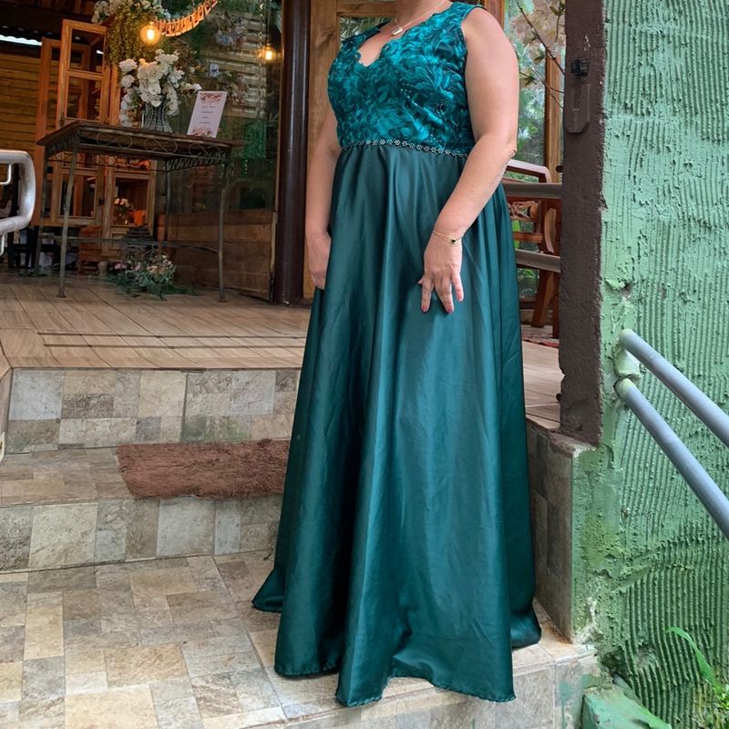 Vestido de festa longo com renda na parte de sales cima