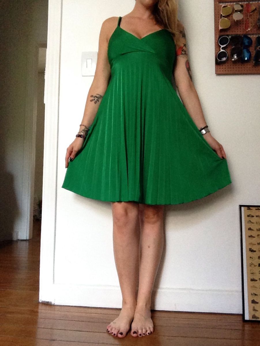 vestido plissado verde