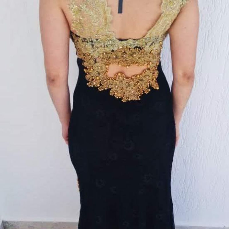 Vestido preto store com renda dourada