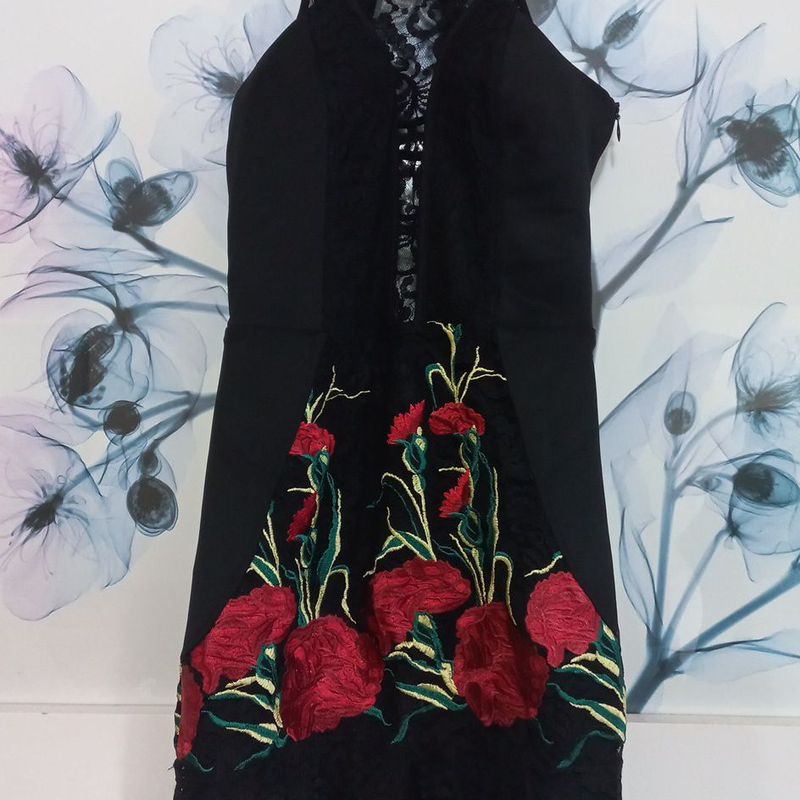 Vestido preto com flores 2024 vermelhas