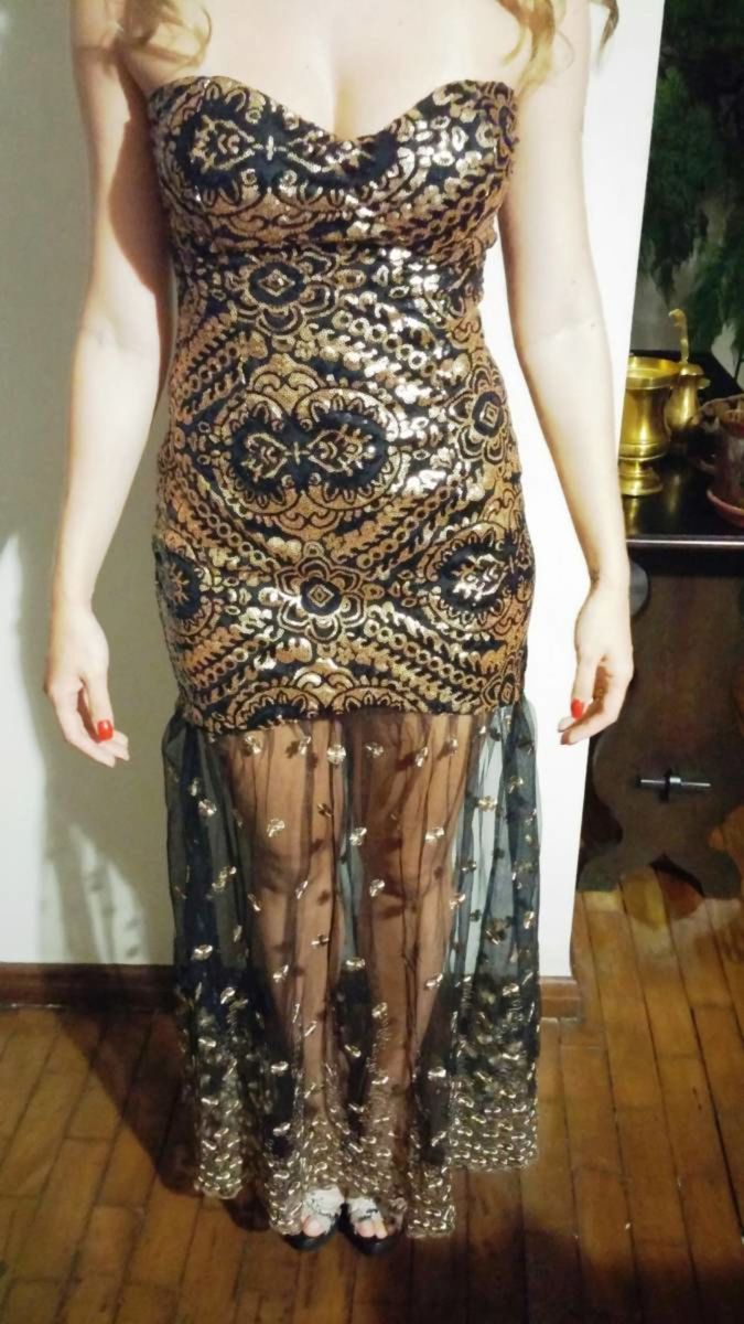 vestido preto com bordado dourado