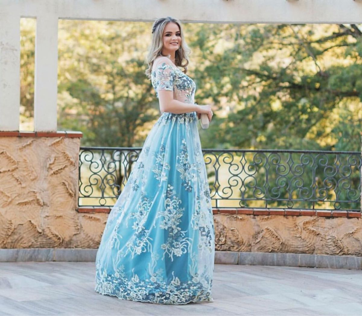 vestido rendado azul