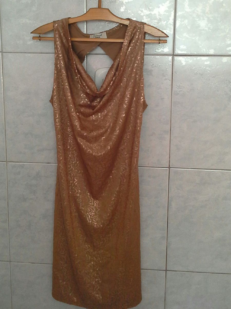 cor ouro velho vestido