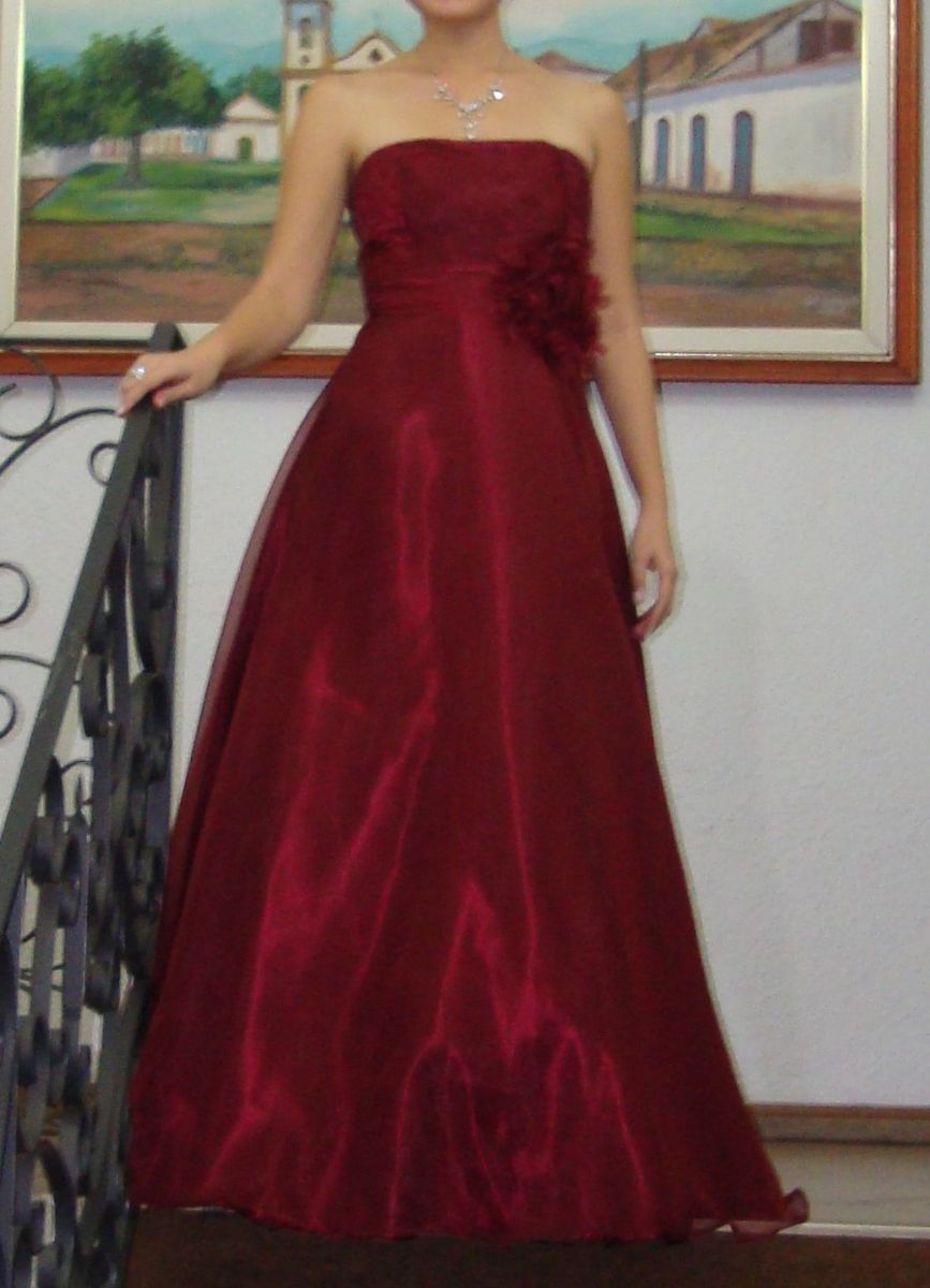 vestido de cetim ombro a ombro