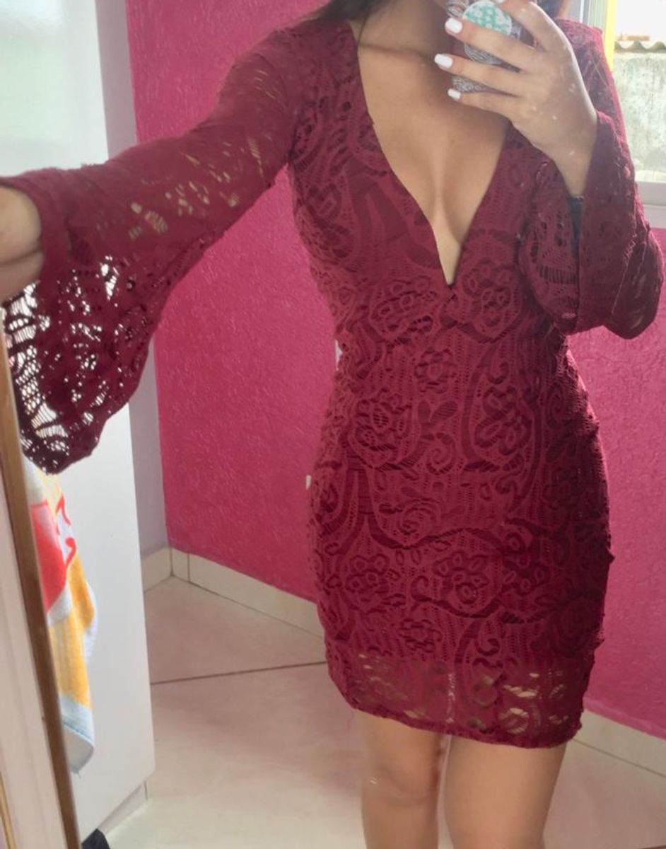 vestido cor de vinho curto