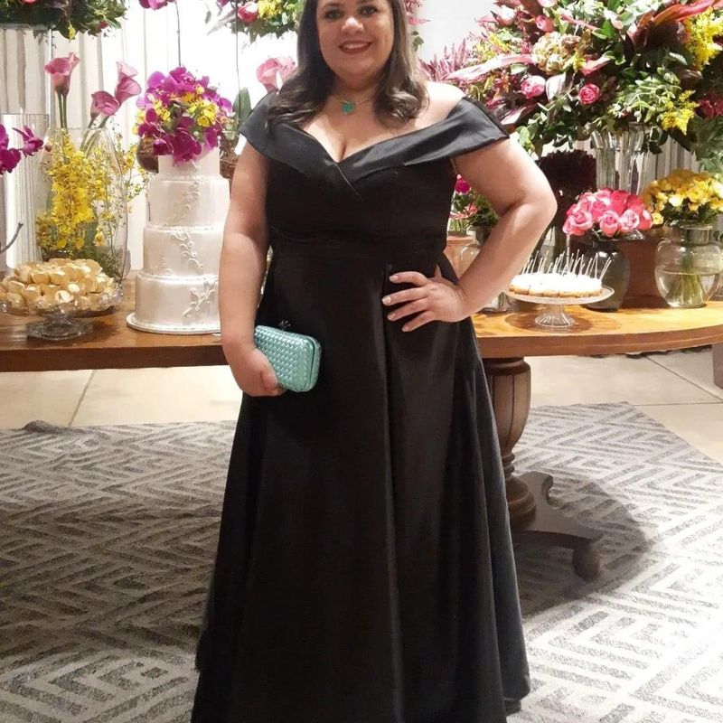 Vestido de madrinha hot sale preto plus size