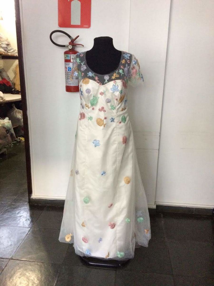 vestido de noiva bordado colorido