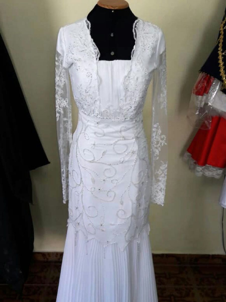 vestido de renda com saia plissada